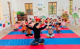 Nữ gi&aacute;o vi&ecirc;n trẻ học v&agrave; l&agrave;m theo B&aacute;c 