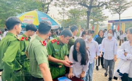  Đo&agrave;n Thanh ni&ecirc;n C&ocirc;ng an tỉnh tuy&ecirc;n truyền ph&aacute;p luật cho học sinh