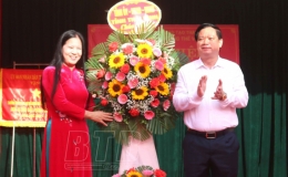  Đồng ch&iacute; Nguyễn Khắc Thận, Ph&oacute; B&iacute; thư Tỉnh ủy, Chủ tịch UBND tỉnh: Ch&uacute;c mừng c&aacute;n bộ, gi&aacute;o vi&ecirc;n Trường THCS Lương Thế Vinh