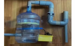 Học sinh l&agrave;m m&ocirc; h&igrave;nh lọc kh&iacute; thải gắn ống kh&oacute;i nh&agrave; m&aacute;y