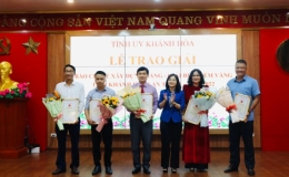 Kh&aacute;nh H&ograve;a trao Giải b&aacute;o ch&iacute; về x&acirc;y dựng Đảng năm 2022