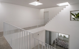 Nh&agrave; ba tầng như s&agrave;n catwalk của c&ocirc; g&aacute;i y&ecirc;u thời trang