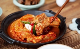 C&aacute;ch l&agrave;m m&oacute;n sườn hầm kim chi ngon hết &yacute; cho ng&agrave;y trở lạnh