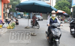 Chợ Thẫm: H&agrave;ng qu&aacute;n lấn chiếm đường giao th&ocirc;ng