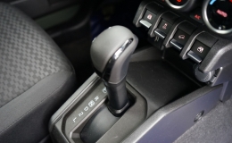 Chuyển số tiến, l&ugrave;i khi xe chưa dừng c&oacute; thể g&acirc;y hại hộp số