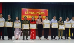 Đảng bộ phường Kỳ B&aacute; trao Huy hiệu Đảng đợt 7/11