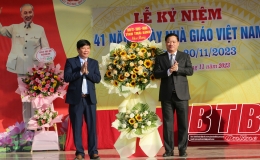Đồng ch&iacute; Nguyễn Khắc Thận, Ph&oacute; B&iacute; thư Tỉnh ủy, Chủ tịch UBND tỉnh ch&uacute;c mừng Trường THPT Bắc Đ&ocirc;ng Quan nh&acirc;n ng&agrave;y Nh&agrave; gi&aacute;o Việt Nam