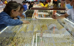 Gi&aacute; v&agrave;ng tiếp đ&agrave; tăng mạnh, giữ tr&ecirc;n mốc 72 triệu đồng/lượng