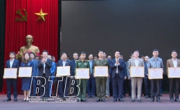 Kiến Xương: khen thưởng c&aacute;c tập thể, c&aacute; nh&acirc;n c&oacute; th&agrave;nh t&iacute;ch xuất sắc trong thực hi&ecirc;̣n nhi&ecirc;̣m vụ quốc ph&ograve;ng, qu&acirc;n sự địa phương