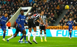 Newcastle v&ugrave;i dập Chelsea
