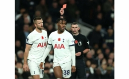 Nhận 2 thẻ đỏ, Tottenham thua sốc Chelsea