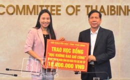 Quỹ khuyến học th&agrave;nh phố trao 30.700 suất qu&agrave;