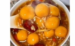  S&uacute;p b&iacute; ng&ocirc; t&aacute;o đỏ cơm rượu - m&oacute;n ngon cho ng&agrave;y đ&ocirc;ng 