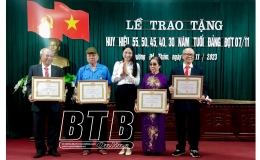 Th&aacute;i B&igrave;nh: Trao tặng Huy hiệu Đảng cho 1.525 đảng vi&ecirc;n trong đợt 7/11/2023