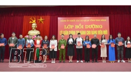 Trao giấy chứng nhận bồi dưỡng l&yacute; luận ch&iacute;nh trị cho 125 đảng vi&ecirc;n mới