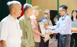 Tự h&agrave;o từ những tấm Huy hiệu Đảng