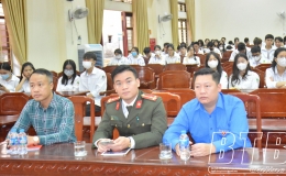 Tuy&ecirc;n truyền ph&aacute;p luật về an to&agrave;n giao th&ocirc;ng, sử dụng mạng x&atilde; hội an to&agrave;n      