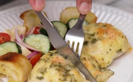 Ức g&agrave; cuốn nướng dễ l&agrave;m lại ăn ngon