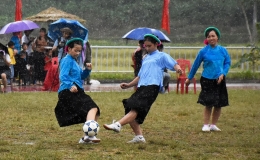 Về miền So&oacute;ng Cọ xem c&aacute;c "chị đẹp" d&acirc;n tộc S&aacute;n Chỉ mặc v&aacute;y đ&aacute; b&oacute;ng