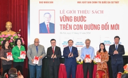 Bộ s&aacute;ch &ldquo;Vững bước tr&ecirc;n con đường đổi mới&rdquo; - bước ph&aacute;t triển tư duy l&yacute; luận của Đảng tr&ecirc;n h&agrave;nh tr&igrave;nh đổi mới v&agrave; hội nhập quốc tế