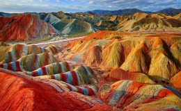 Chi&ecirc;m ngưỡng kỳ quan n&uacute;i Cầu Vồng tại Peru