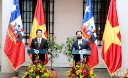 Chủ tịch nước Lương Cường v&agrave; Tổng thống Gabriel Boric gặp gỡ b&aacute;o ch&iacute;