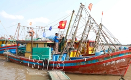 Cờ Tổ quốc thắm đỏ v&ugrave;ng bi&ecirc;n