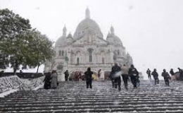 Gh&eacute; thăm Thủ đ&ocirc; Paris lung linh huyền ảo trong tuyết đầu m&ugrave;a
