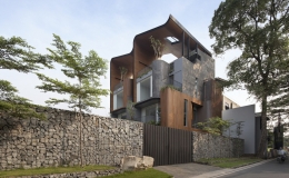 Hệ m&aacute;i như s&oacute;ng vỗ chắn nắng khu vườn tr&ecirc;n tầng thượng