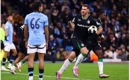 Man City bị cầm h&ograve;a d&ugrave; dẫn ba b&agrave;n ở Champions League