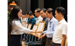 Th&aacute;i Thụy: Khen thưởng 42 tập thể, c&aacute; nh&acirc;n c&oacute; th&agrave;nh t&iacute;ch xuất sắc trong c&ocirc;ng t&aacute;c quốc ph&ograve;ng, qu&acirc;n sự địa phương năm 2024