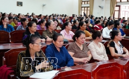 Th&agrave;nh phố: 250 hội vi&ecirc;n phụ nữ được tuy&ecirc;n truyền, phổ biến ph&aacute;p luật