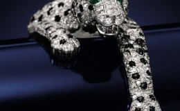 Chiếc v&ograve;ng tay h&igrave;nh con b&aacute;o nằm lập gi&aacute; kỷ lục