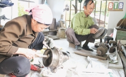 Cặp vợ chồng giữ lửa nghề đ&uacute;c đồng