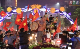 Biển người xuống đường ch&uacute;c mừng chiến thắng của Đội tuyển Việt Nam