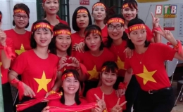 Mu&ocirc;n m&agrave;u c&aacute;ch cổ động của người h&acirc;m mộ Th&aacute;i B&igrave;nh trước trận chung kết lượt đi AFF cup