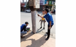 Vẽ hoa tr&ecirc;n cột điện