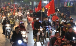 Người h&acirc;m mộ Thái Bình xuống đường ăn mừng tấm huy chương v&agrave;ng b&oacute;ng đ&aacute;