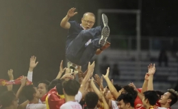 Những h&igrave;nh ảnh kh&ocirc;ng thể n&agrave;o qu&ecirc;n trong lần đầu ti&ecirc;n b&oacute;ng đ&aacute; nam Việt Nam "l&ecirc;n đỉnh" SEA Games