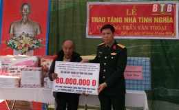  Trao nh&agrave; t&igrave;nh nghĩa cho cựu chiến sĩ c&aacute;ch mạng bị địch bắt t&ugrave; đầy x&atilde; Hồng L&yacute;