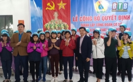 Tặng mũ bảo hiểm v&agrave; trao qu&agrave; cho hơn 100 c&ocirc;ng nh&acirc;n c&oacute; ho&agrave;n cảnh đặc biệt kh&oacute; khăn