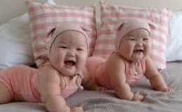 Tiếng cười 'đốn tim' của c&aacute;c cặp song sinh 