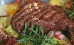 C&aacute;ch l&agrave;m m&oacute;n b&ograve; b&iacute;t tết k&egrave;m salad lựu cho b&agrave;n tiệc Noel