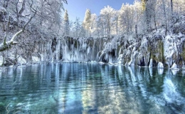 Hồ nước h&oacute;a xứ sở thần ti&ecirc;n m&ugrave;a đ&ocirc;ng