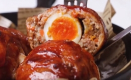 L&agrave;m thịt ba chỉ bọc trứng ph&ocirc; mai đ&oacute;n Gi&aacute;ng sinh