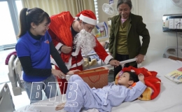 Trao qu&agrave; cho bệnh nh&acirc;n nhi đang điều trị tại Bệnh viện Đa khoa tỉnh