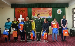 Trao qu&agrave; cho nạn nh&acirc;n chất độc da cam/Đi&ocirc;xin