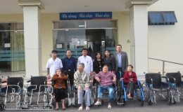 Trao xe lăn cho người khuyết tật