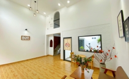 Ng&ocirc;i nh&agrave; ở Mỹ Tho x&acirc;y mộc mạc v&agrave; trang tr&iacute; từ nhiều đồ t&aacute;i chế