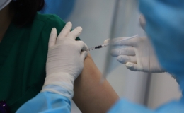 Người đ&atilde; ti&ecirc;m mũi 1 vắc xin Pfizer hoặc AstraZeneca c&oacute; thể ti&ecirc;m mũi 2 vắc xin Moderna